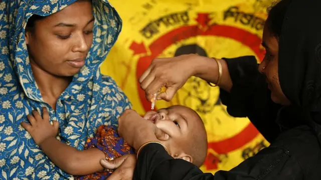 বাংলাদেশে ২০০৭ সালের জাতীয় টিকা দিবসে শিশুকে পোলিও টিকা দেয়া হচ্ছে, ০৩/-৩/২০০৭।