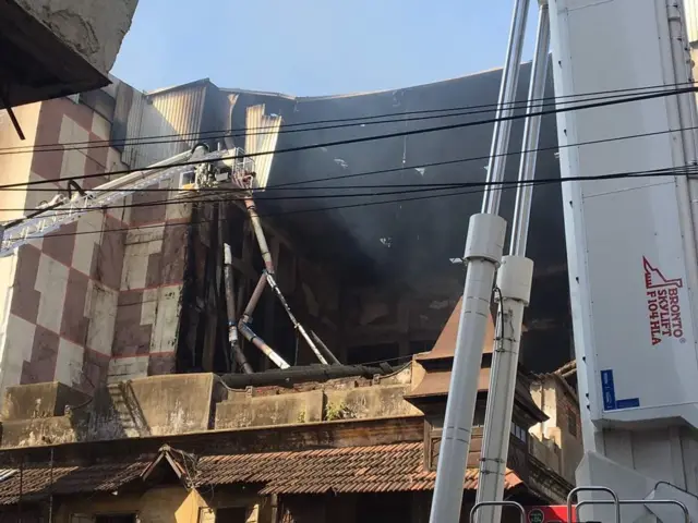 தீ பிடித்த தி சென்னை சில்க்ஸ் கட்டடத்தின் ஒரு பகுதி இடிந்து விழுந்தது