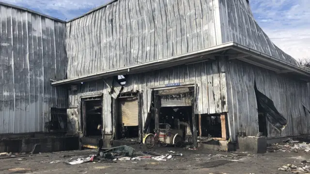 Depósito quemado en las afueras de Santiago