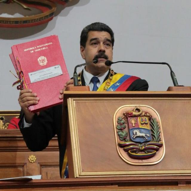 Maduro muestra las ocho carpetas rojas con las ocho leyes.