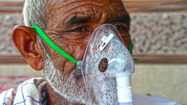 Persona madura con máscara de oxígeno