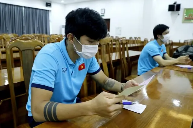 Cầu thủ Việt Nam tham gia bỏ phiếu bầu Quốc hội hôm 23/5