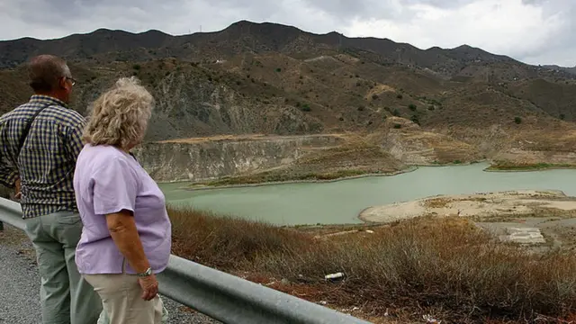 Dos personas viendo la sequía en Málaga