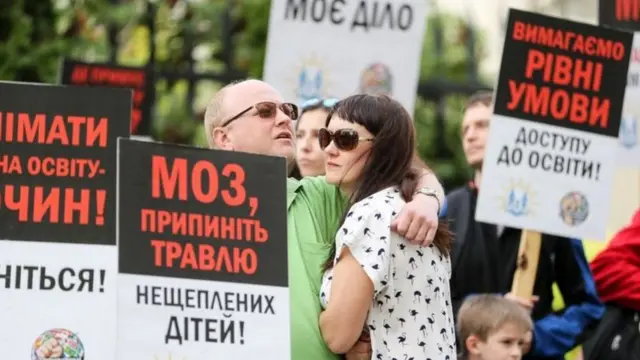 У 2019 році батьки нещеплених дітей вимагали від МОЗ припинити їхню "дискримінацію" і дозволити дітям відвідувати школи