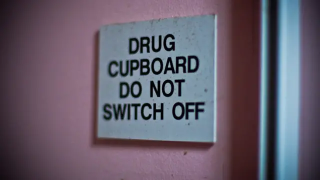 "Alacena de remedios. No apagar", dice este cartel.