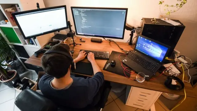 компьютерде олтурган бала