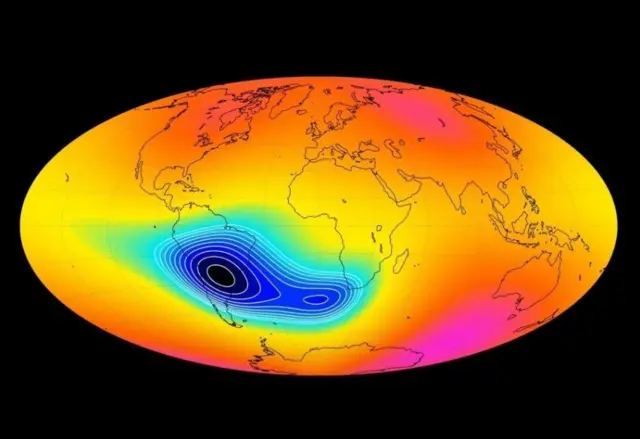 แผนที่แสดงอาณาเขตของ Southern Atlantic Anomaly (สีน้ำเงินและสีฟ้า) ซึ่งกำลังขยายตัวสู่แอฟริกาใต้
