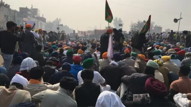 ખેડૂતો છેલ્લા એક વર્ષથી આંદોલન કરી રહ્યા છે. પરંતુ હજુ સુધી કોઈ ઉકેલ નથી આવ્યો.