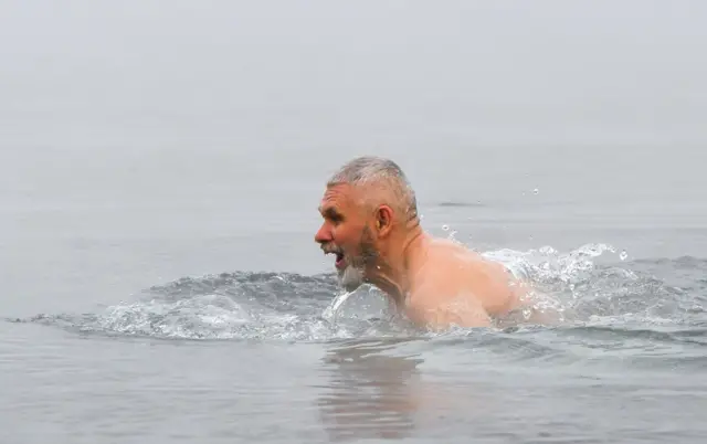 Vernici u Rusiji takođe su plivali za krst - prizor iz reke Jenisej koja protiče kroz Krasnojarsk.