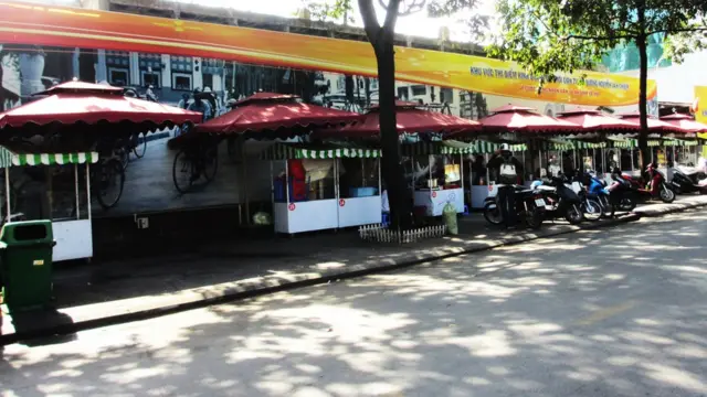 Phố hàng rong trên đường Nguyễn Văn Chiêm, khai trương tháng 8/2017, dành cho nhiều người từng buôn bán trên vỉa hè.