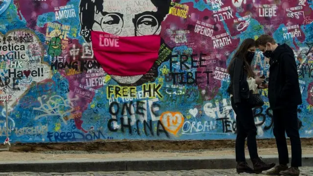 "Леннон жив"? В Праге стена, посвященная Джону Леннону, стала крупной достопримечательностью