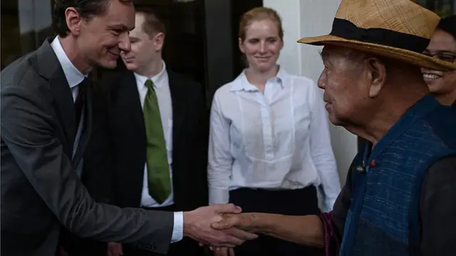 ส.ศิวรักษ์ ทักทายกับตัวแทนจากสถานทู