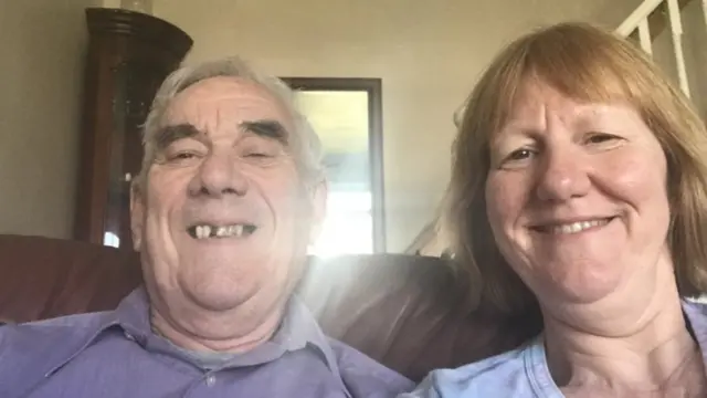 리즈 브룩은 집에 머물러야 한다는 소식에 남편이 매우 힘들어했다고 한다