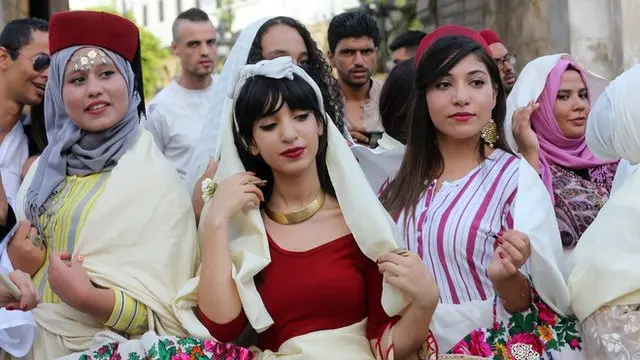 صورة لمجموعة من النساء التونسيات بالزي التقليدي