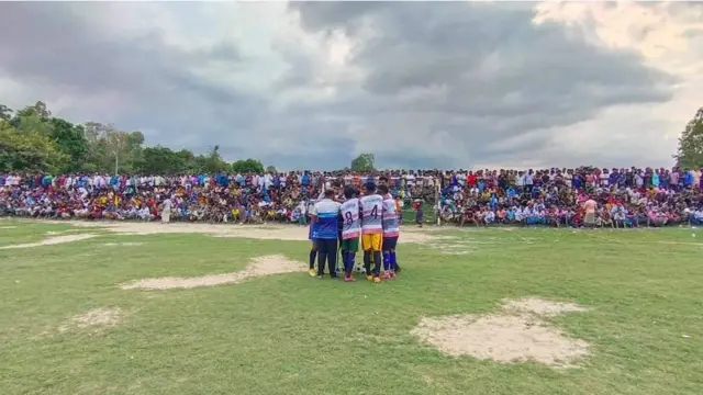 সিরাজগঞ্জের শাহজাদপুরের বলদিপাড়া-হলদিঘরের মাঠে আয়োজিত একটি ফুটবল টুর্নামেন্টের দৃশ্য। স্থানীয় বাসিন্দাদের ছবি