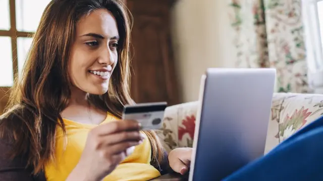 chica usando computadora