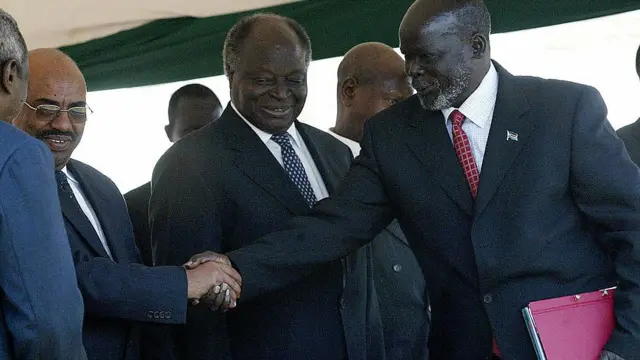 John Garang (kulia) akipeana mkono na aliyekuwa rais wa Sudani Omar al-Basir baada ya kusaini makubaliano ya amani ya Januari 2005 nchini Kenya.