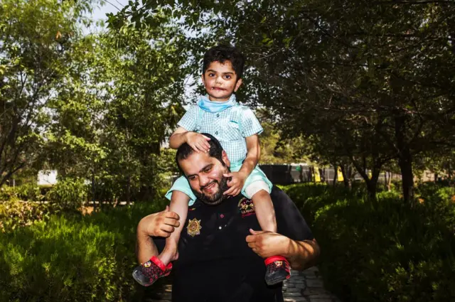 الطفل إبراهيم يحمله والده