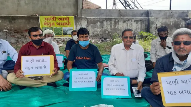 મચ્છુ-2 કૅનાલના કમાન્ડ એરિયામાં 14 ગામો આવે છે, હાલ વરસાદ ખેંચાયો છે અને ખેડૂતોનો દાવો છે કે કૅનાલમાં પણ પાણી તૈયાર હોવા છતાં તેમને નથી અપાઈ રહ્યું