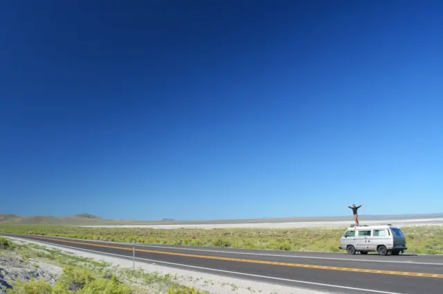 رجل يقف فوق شاحنة تخييم