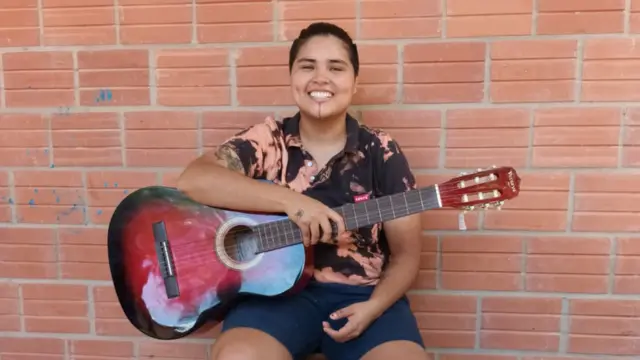 Bianca Orqueda con su guitarra