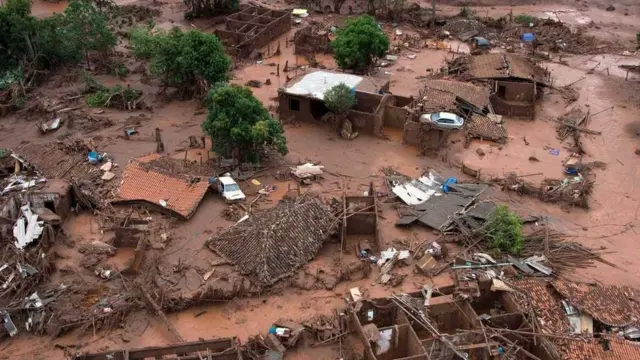 O estrago causado pelo rompimento da barragem da Samarcogrêmio e vila nova palpiteMariana