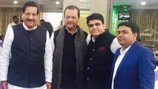 नेताओं के साथ रियाज़ भाटी