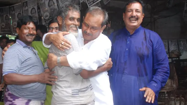 ভোটারের সাথে কোলাকুলিতে বিএনপির মেয়র পদপ্রার্থী।