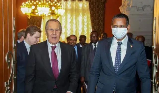 የሩሲያው የውጭ ጉዳይ ሚኒስትር ሰርጌይ ላቭሮቭ ከሱዳን ወታደራዊ አስተደዳር ምክትል መሪ መሐመድ ሐምዳን ጋር