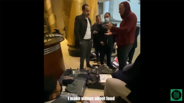 عناصر من الأمن يفتشون أمتعة سوني في الهوتيل