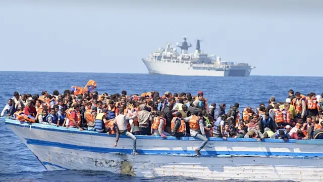 تقول جماعات الإغاثة إن استهدافها يعرض حياة المهاجرين للخطر