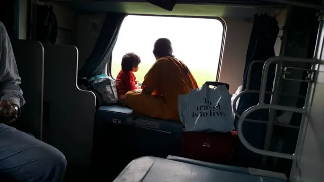 أم وابنتها ينظران من الشباك