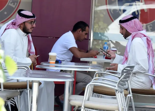 Dos hombres fuman y conversan en una cafetería de Riad, capital de Arabia Saudita.