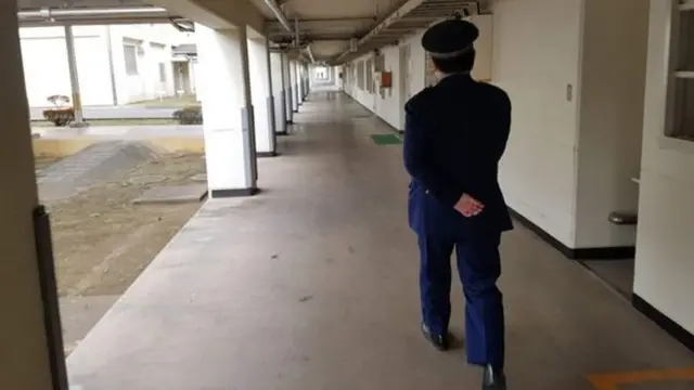 ਜੇਲ੍ਹ ਦੇ ਇੱਕ ਅਫ਼ਸਰ ਦੀ ਪਿੱਠ