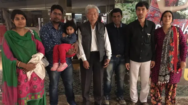 王琪啟程前與親友合影