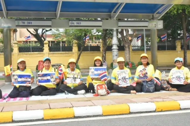 มีประชาชนมาจับจองพื้นที่ รอรับเสด็จสมเด็จพระเจ้าอยู่หัว