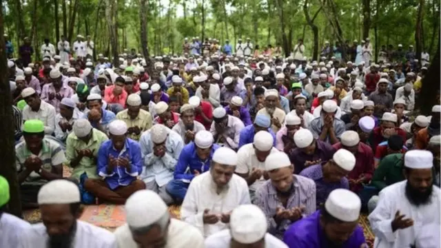 Người Hồi giáo Rohingya tập trung cầu nguyện dịp lễ Eid tại một trại tỵ nạn gần biên giới Myanmar - Bangladesh