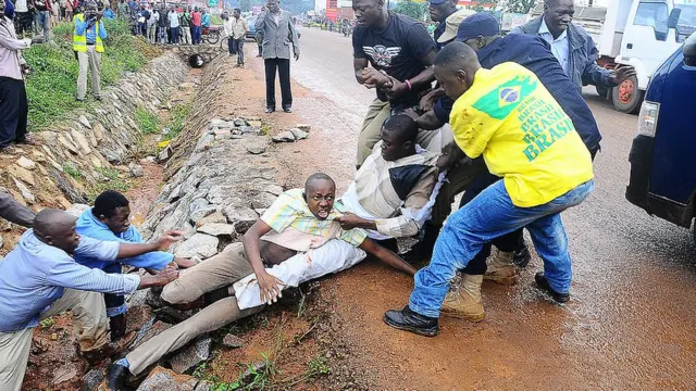 Ishirahamwe ryari rirongowe na Bwana Kitatta ryagirizwa gukubita abatavuga rumwe na leta ya Uganda baja mu myiyerekano