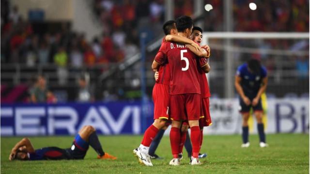 Các cầu thủ Việt Nam ôm nhau mừng chiến thắng trong khi cầu thủ Philippines gục xuống sau trận thua "tâm phục khẩu phục" lần hai
