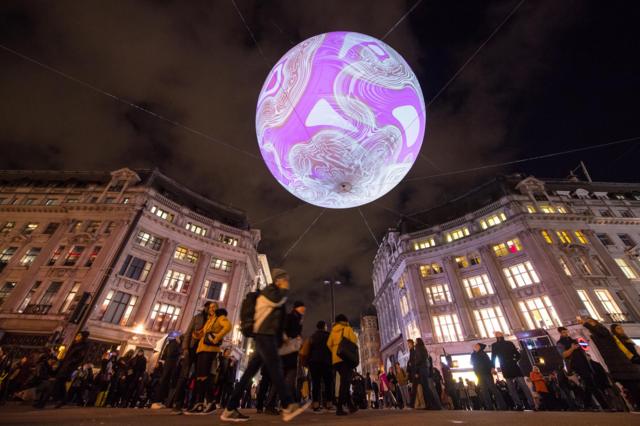 Инсталляция "Происхождение мирового пузыря 2018" установлена в самом центре Лондона, на станции Oxford Circus