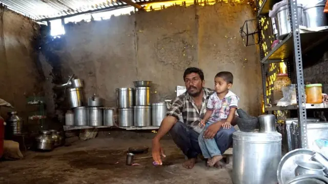 குழந்தையோடு ஒருவர்