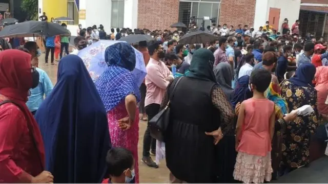 ঢাকার মহাখালী গ্যাস্ট্রোলিভার হাসপাতালে টিকা নেয়ার জন্য ভিড় করেছেন অসংখ্য মানুষ