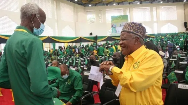 Mzee Yusuf Makamba (Kulia) akizungumza na Mzee Joseph Warioba