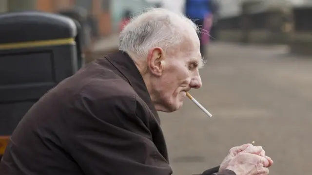 مردی در حال سیگار کشیدن