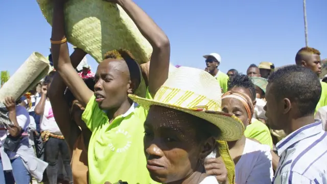 Les ancêtres du tombeau, les placent sur leurs épaules et dansent avec