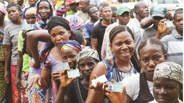 Awọn eeyan to n safihan kaadi idibo wọn