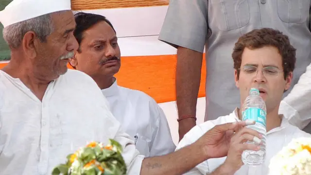 રાહુલ ગાંધીને પાણી પીવડાવતા મહેન્દ્રસિંહ ટિકૈત