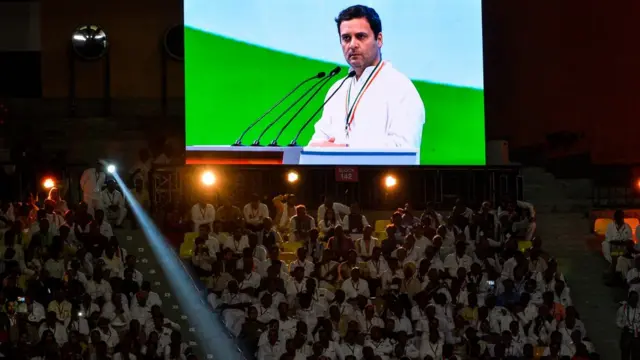 રાહુલ ગાંધી સ્ટેડિયમમાં સંબોધતી વખતે