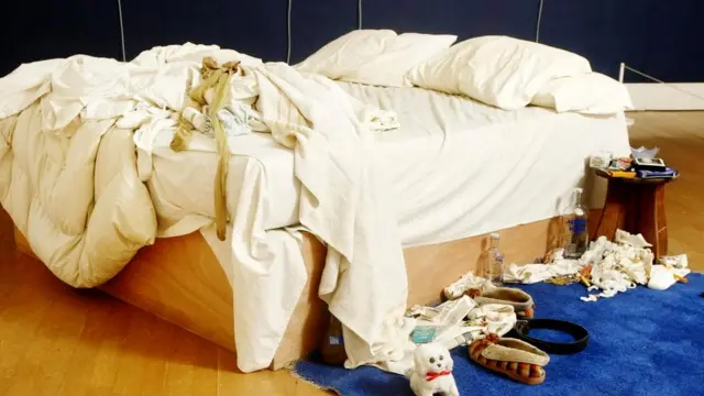 Обезоруживающая в своей откровенности инсталляция "Моя кровать" британской художницы Трейси Эмин (1998 г.) была продана на аукционе Christie's за 4,3 млн долларов.