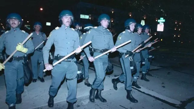 Полицијски одреди под пуном ратном опремом, друго вече немира у Вирџинија бичу 4. септембра 1989.